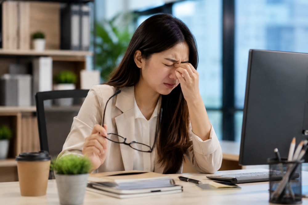 Điều gì xảy ra với cơ thể khi làm việc với máy tính, điện thoại,... quá nhiều?